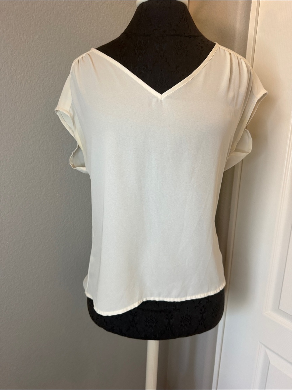 Banana Republic Cream V-Neck Short Sleeve Blouse Size Small Petite